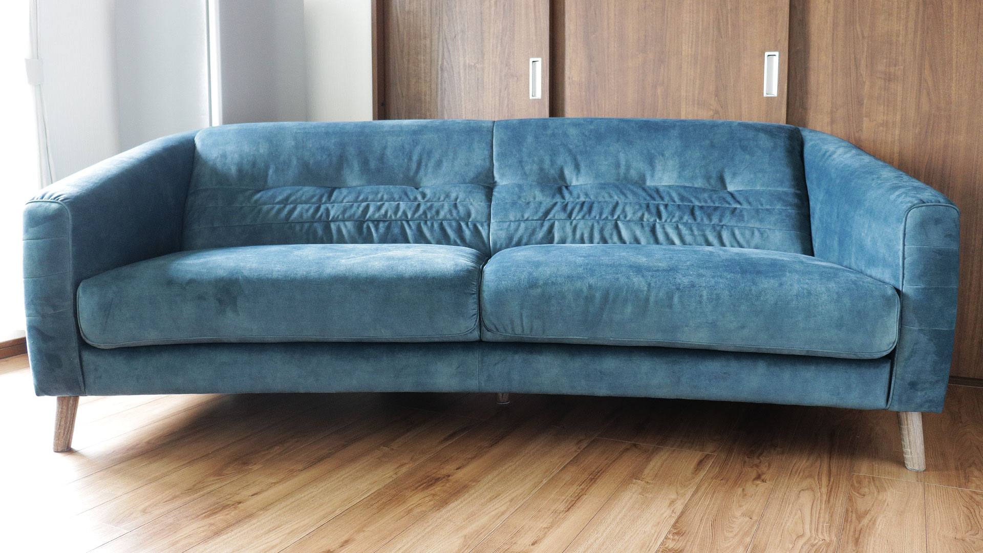 バイオリ―ノ社の欧米向けのオリジナルソファ。ベルベッド生地を使用した高級ソファ。フラヴィオの正面からの全体画像