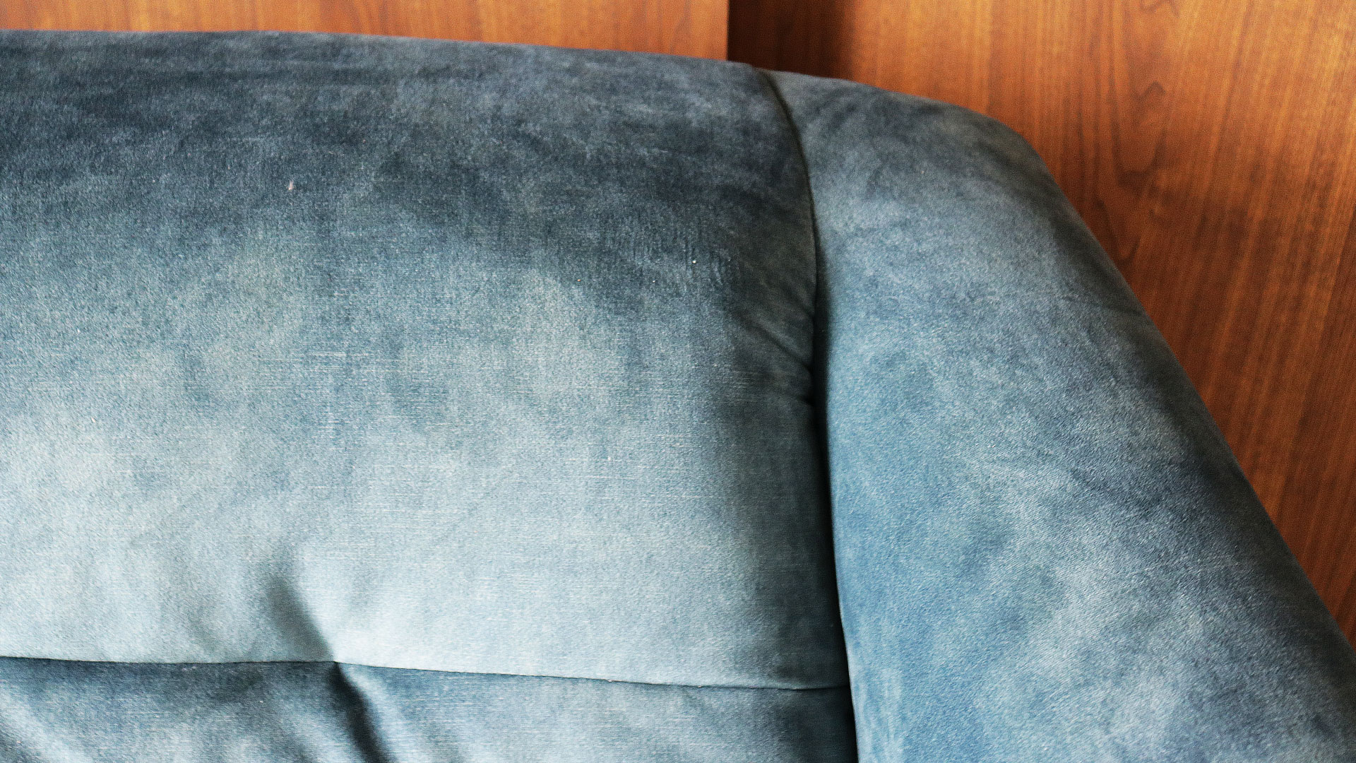 バイオリ―ノ社の欧米向けのオリジナルソファ。ベルベッド生地を使用した高級ソファ。フラヴィオの背もたれのアップ画像