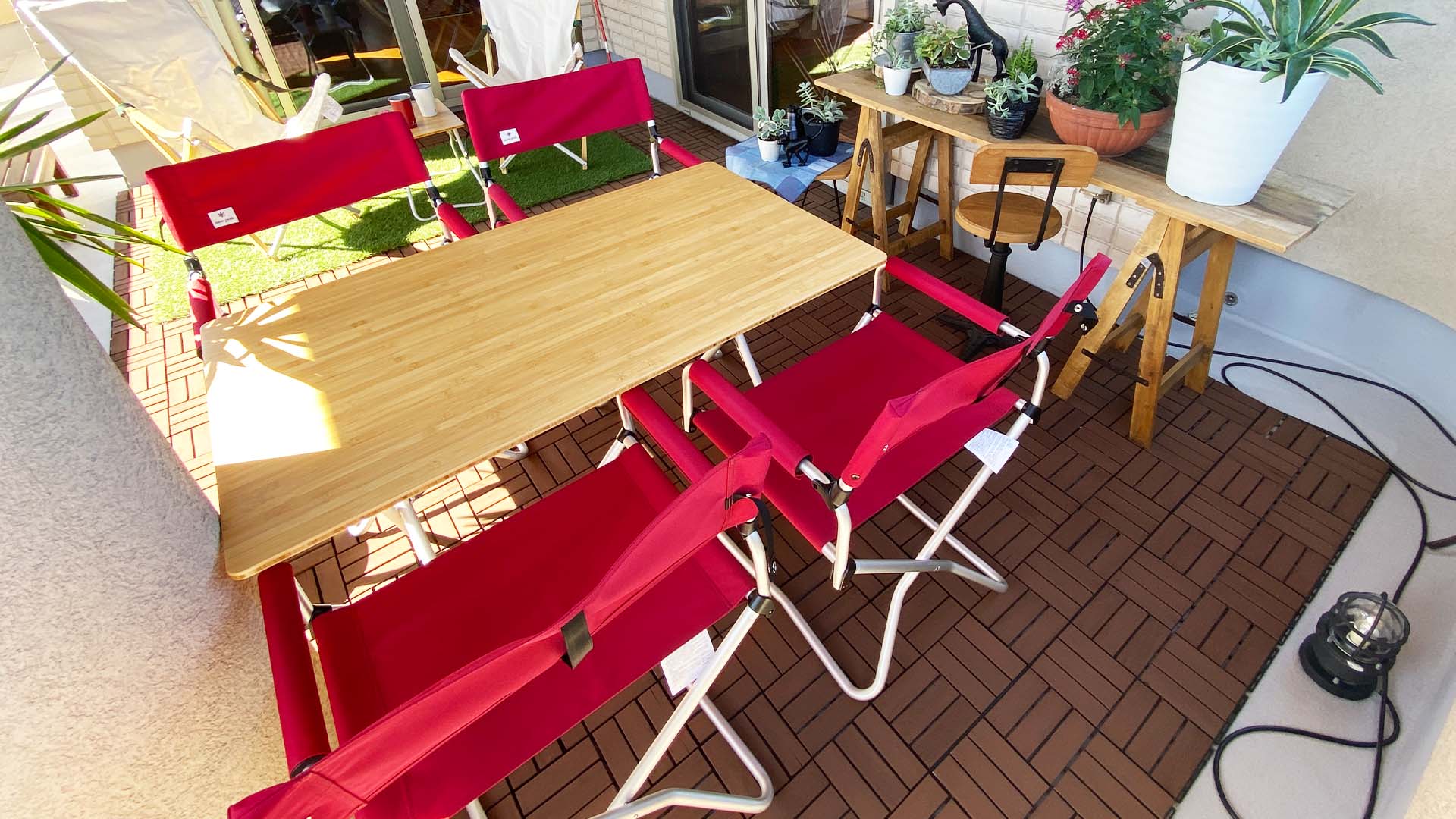 アウトドアインテリア。スノーピークのテーブルとチェアのセットをベランダに配置した画像。中村建設モデルハウスのベランダ。