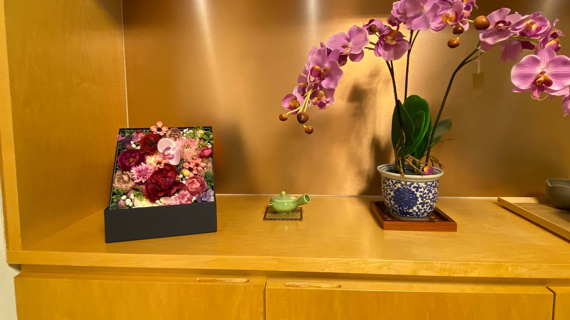 静岡駅喫茶店「一茶」。石原和幸氏による「箱花」