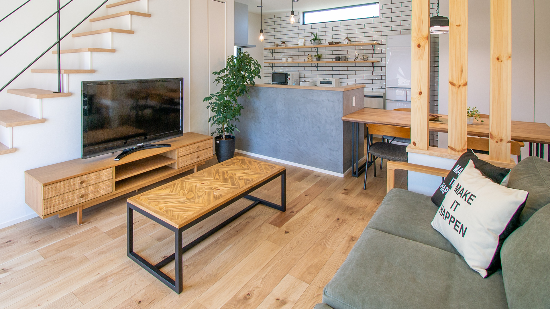 浜松市西区雄踏町のシンプルカフェスタイルのお家のリビングのソファーとテーブルとテレビボードの写真